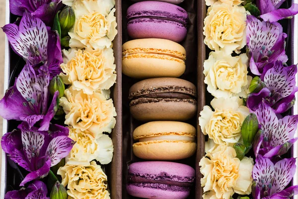 Çiçekler ve bademli kurabiye kutusu