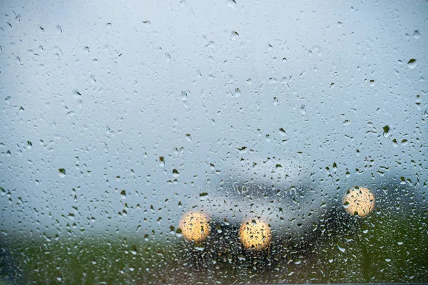 Fondo astratto, gocce di pioggia sul vetro — Foto Stock
