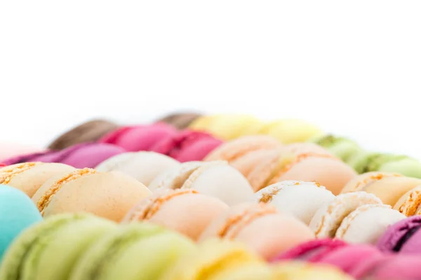 Macarrones de colores cercanos aislados en blanco — Foto de Stock