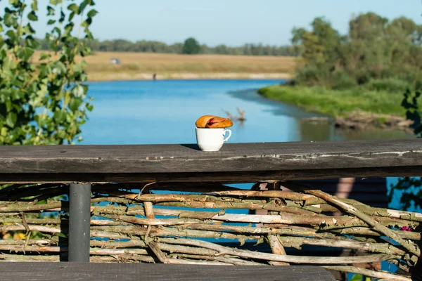 Croissant da manhã e uma xícara de café — Fotografia de Stock