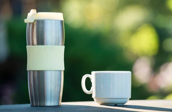Taza de café o té con vapor y termo en abstracto natural — Foto de Stock