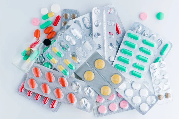 Beyaz bir arka plan üzerinde dağınık kapsül yığını 