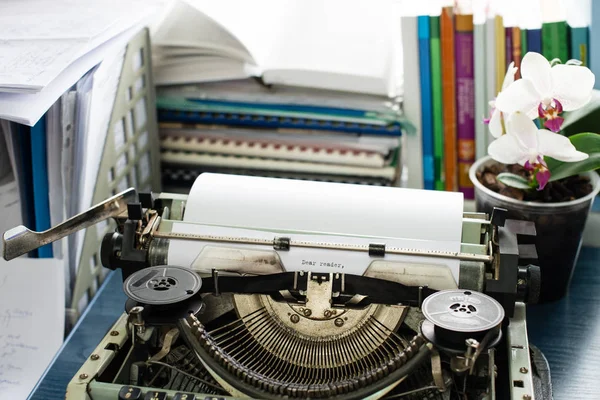 Szanowny czytelnik: Vintage napis wykonany przez stara maszyna do pisania — Zdjęcie stockowe