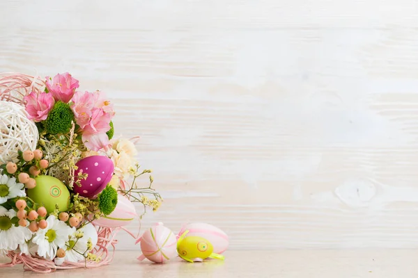 Ostergrußkarte mit frischen Blumen — Stockfoto