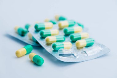 Beyaz bir arka plan üzerinde dağınık kapsül yığını 