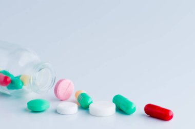 Tıp hapları makro kavanozdan döktü