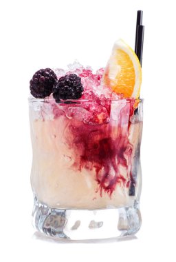 Beyaz izole bramble kokteyl