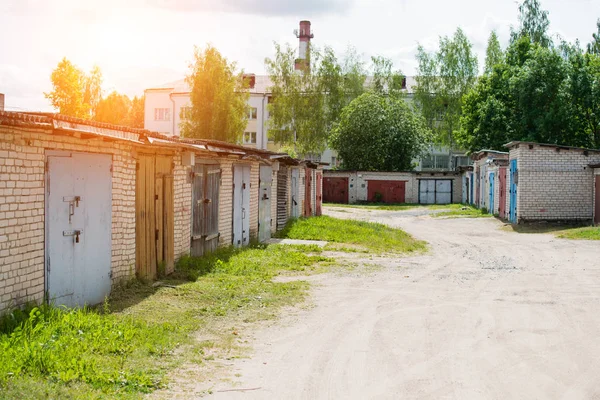 Старый гаражный кооператив, ряд гаражных ворот — стоковое фото