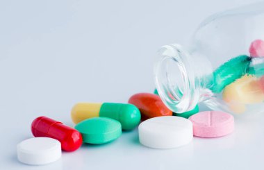 Tıp hapları makro kavanozdan döktü