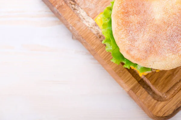 Hamburguesa con queso Vista superior sobre una tabla de madera Copiar espacio —  Fotos de Stock