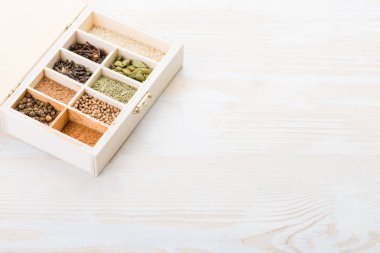 Baharat yemek pişirmek için bir dizi