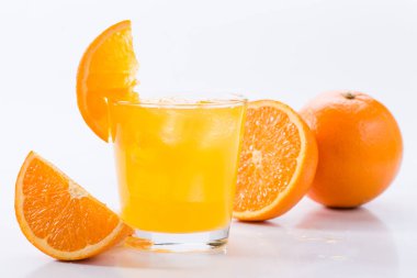 hafif bir arka plan üzerinde buz küpleri ile turuncu limonata bir bardak