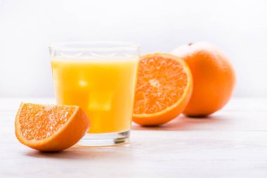 bardak portakal suyu, hafif bir arka plan üzerinde taze