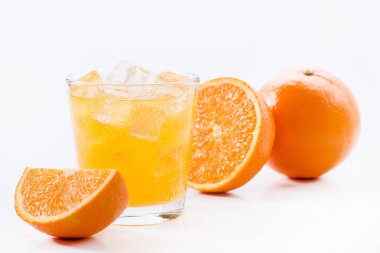 hafif bir arka plan üzerinde buz küpleri ile turuncu limonata bir bardak