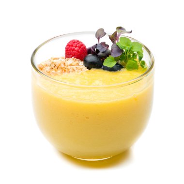 Güler yüzlü beyaz bir arka plan üzerinde izole cam