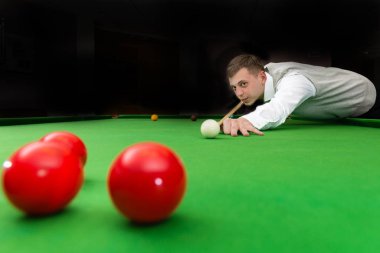 Erkek atlet oyun bilardo bilardo, sığ dof