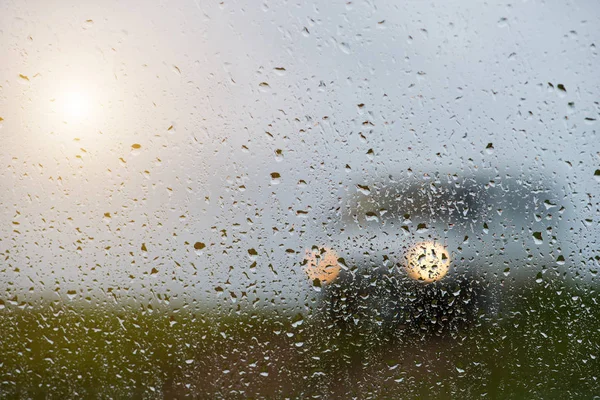 Fondo astratto, gocce di pioggia sul vetro — Foto Stock