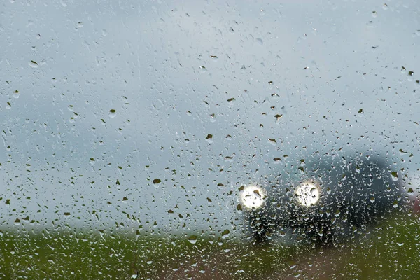 Fondo astratto, gocce di pioggia sul vetro — Foto Stock