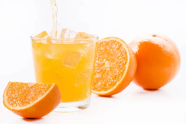 一杯橙色柠檬水, 带冰块在灯光背景下 — 图库照片