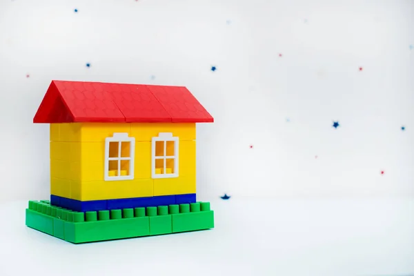 Plastik oyuncak ev — Stok fotoğraf