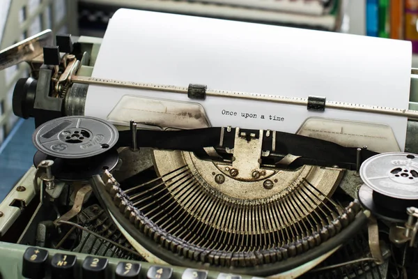 Il était une fois : inscription vintage faite par une vieille machine à écrire — Photo