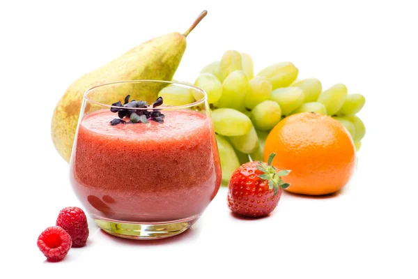 Taze meyve smoothies çilek, ahududu ve üzüm ile — Stok fotoğraf