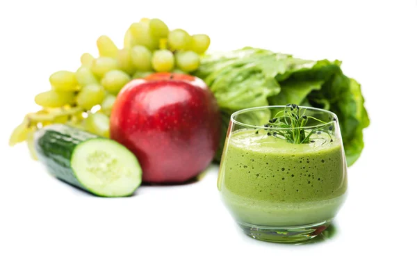 Smoothie de frutas e vegetais em um copo e ingredientes — Fotografia de Stock