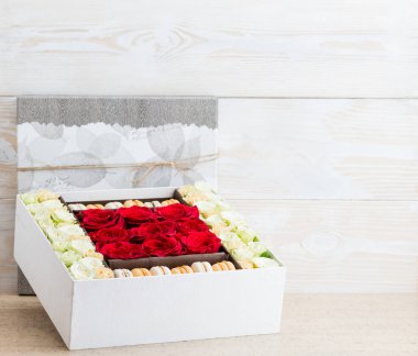 Çiçekler ve bademli kurabiye kutusu