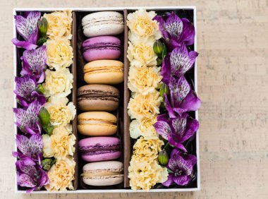 Çiçekler ve bademli kurabiye kutusu