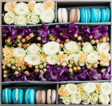 Çiçekler ve bademli kurabiye kutusu