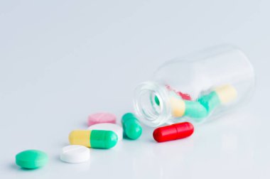 Tıp hapları makro kavanozdan döktü