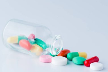 Tıp hapları makro kavanozdan döktü