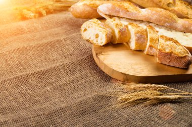 Natürmort Fransız taze ekmeği baget ile ile poolish bir w üzerinde