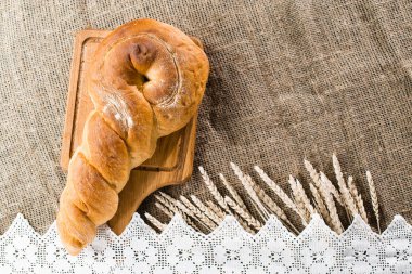 lezzetli pişmiş mal buğday yakınındaki bir ahşap kesme tahtası üzerinde.