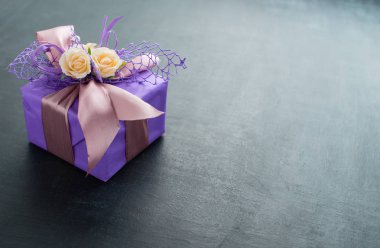 küçük el yapımı mor hediye kutusu küçük pastel gül ve ribb