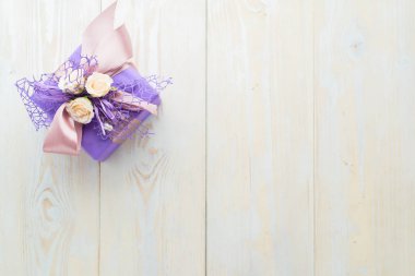 küçük el yapımı mor hediye kutusu küçük pastel gül ve ribb