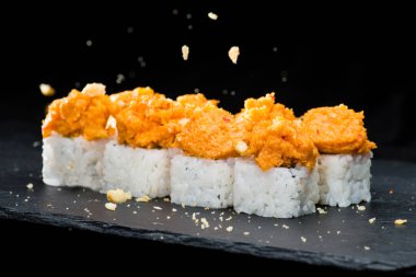 Geleneksel Japon mutfağı. Seçici odak suşi rulo bir