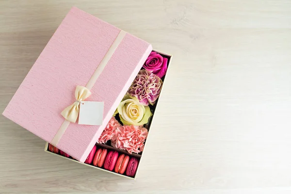 Caja de regalo rosa con rosas rosadas y beige, crisantemos y Fren — Foto de Stock