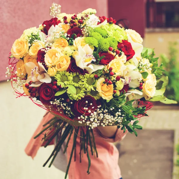 Frau erhielt einen schönen Strauß roter und beiger Rosen, — Stockfoto