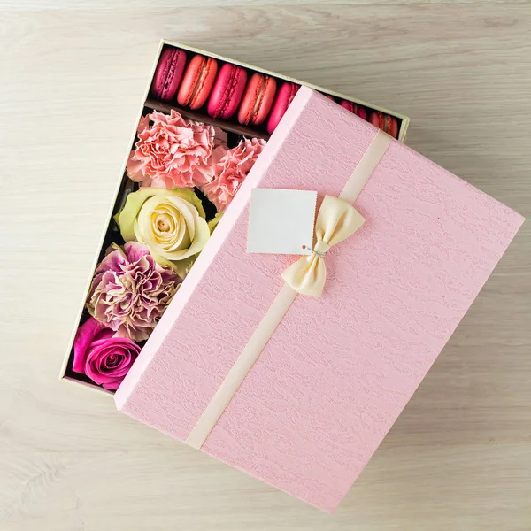 Caja de regalo rosa con rosas rosadas y beige, crisantemos y Fren — Foto de Stock