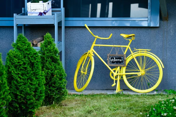 Bicicleta decorativa de color amarillo con signo de pie — Foto de Stock