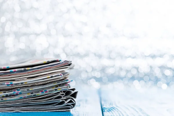 Selective focus on stack of newspapers with Bokeh background, co — Stock Photo, Image