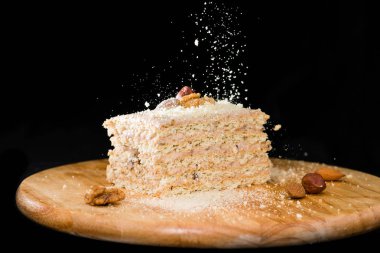 puf böreği ekşi krema ve walnu ile yakın çekim lezzetli pasta