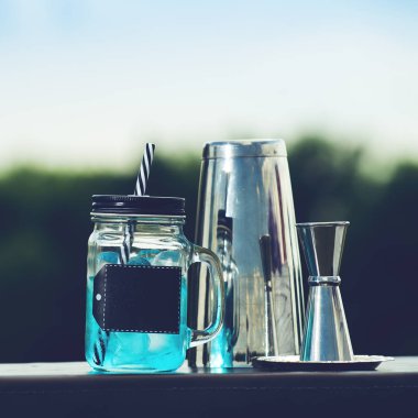 Ikram Servisi. Mavi soğuk kokteyl içinde tarih seçici odak