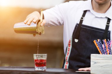 barmen işyeri. Bir barmen tarih seçici odak kim preparin