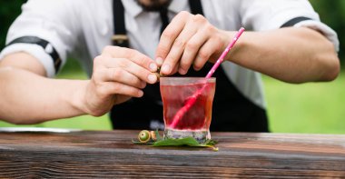barmen işyeri. Bir barmen tarih seçici odak kim preparin
