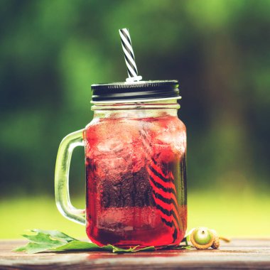 Ikram Servisi. bir kırmızı soğuk limonata tarih seçici odak 