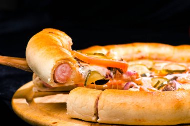 iştah açıcı İtalyan pizza ile dilimlenmiş parçası üzerinde seçici odak