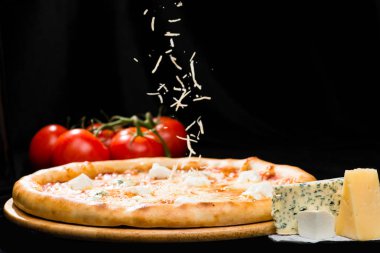 iştah açıcı İtalyan peynirli pizza mozzarel ile tarih seçici odak