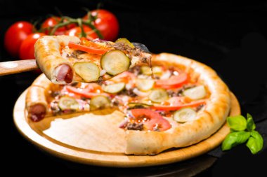 iştah açıcı İtalyan pizza ile dilimlenmiş parçası üzerinde seçici odak